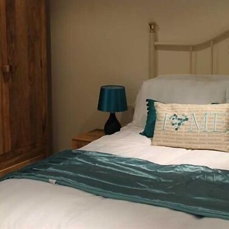 维斯瑞罗格黑兹酒店 Gwernymynydd 外观 照片